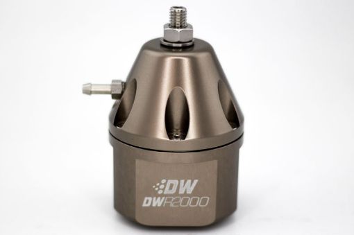 Kuva: DeatschWerks DWR2000 Adjustable Fuel Pressure Regulator - Titanium