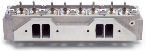 Kuva: Edelbrock Big - Block Chrysler Victor BRb Heads w Valves