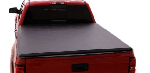 Kuva: Lund 04 - 06 Chevy Silverado 1500 Fleetside (5.8ft. Bed) Hard Fold Tonneau Cover - Black